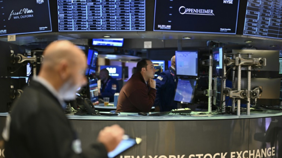 Wall Street ouvre en baisse, digère l'inflation côté producteurs