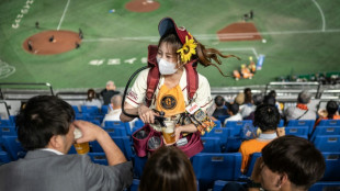 Vendedora ambulante de cerveza en los estadios de Japón, una profesión polémica