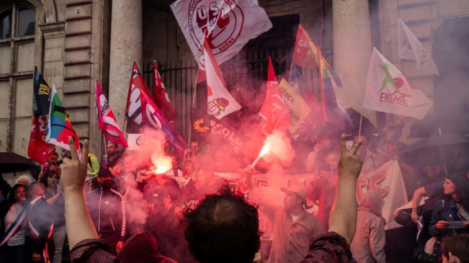 Législatives: des dizaines de milliers d'opposants à l'extrême droite défilent, tempête à LFI