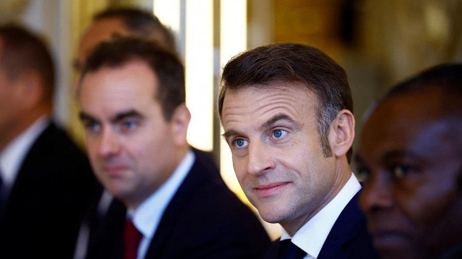 La sinistra radicale chiede le dimissioni di Macron