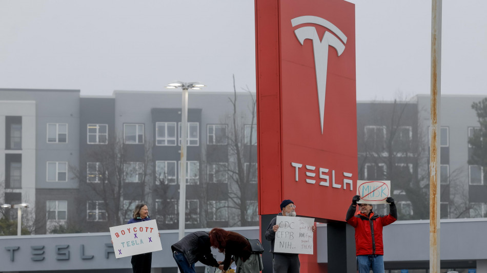 Tesla perde il 7% a Wall Street, vale meno di 1.000 miliardi