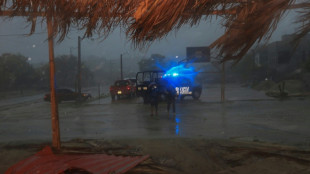 El paso de Agatha provoca daños en carreteras en la costa del Pacífico mexicano