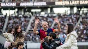 Iniesta se despede em Tóquio em amistoso de lendas entre Barça e Real Madrid