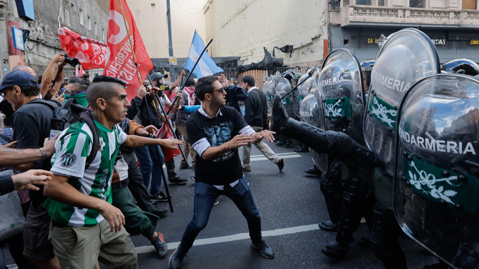 Argentina, la giustizia ordina la scarcerazione dei manifestanti