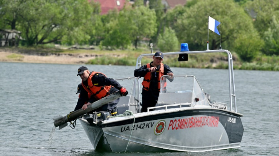 Près de Kiev, les démineurs s'affairent aussi dans les eaux de baignade