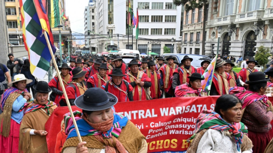 Miles protestan en Bolivia por la escasez de dólares y combustible