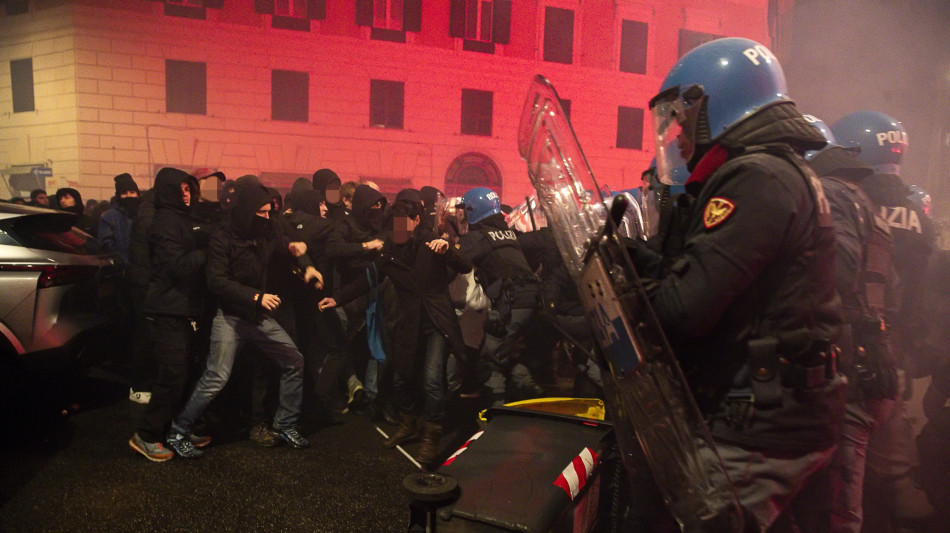 Scontri a corteo per Ramy a Roma, una trentina identificati