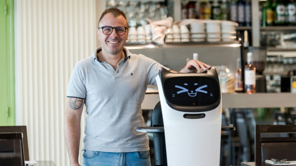 Faute de candidats, un restaurateur du Lot embauche un robot-serveur