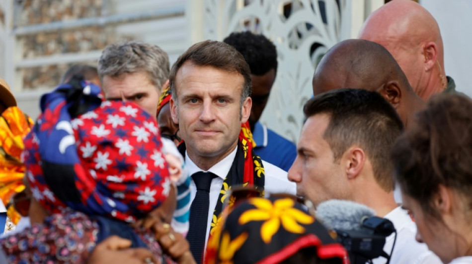 Macron quitte Mayotte après une réunion de crise et une visite dans une zone enclavée