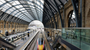 UK govt backs down over plans to shut rail ticket offices 