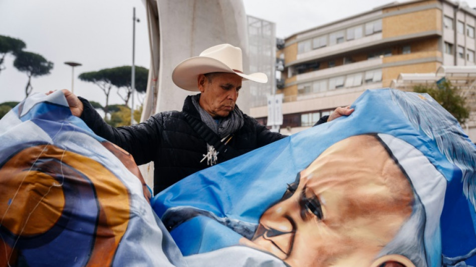 El artista mexicano de los dramas lleva sus murales al hospital del papa