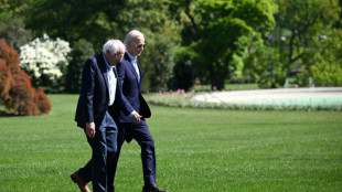 Biden recebe apoio do esquerdista Bernie Sanders