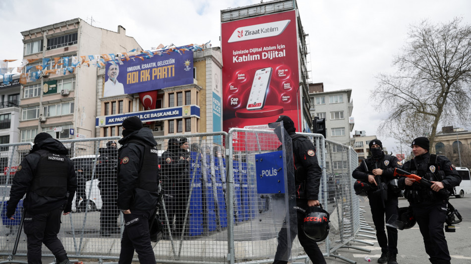 Scontri in ateneo a Istanbul durante protesta per sindaco