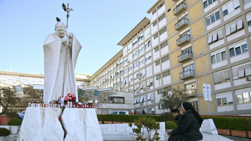 Le pape François entame sa deuxième semaine d'hospitalisation pour pneumonie