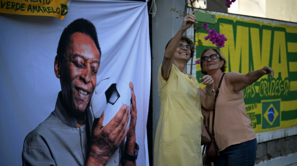 Le président brésilien Lula rend hommage à Santos au "Roi" Pelé