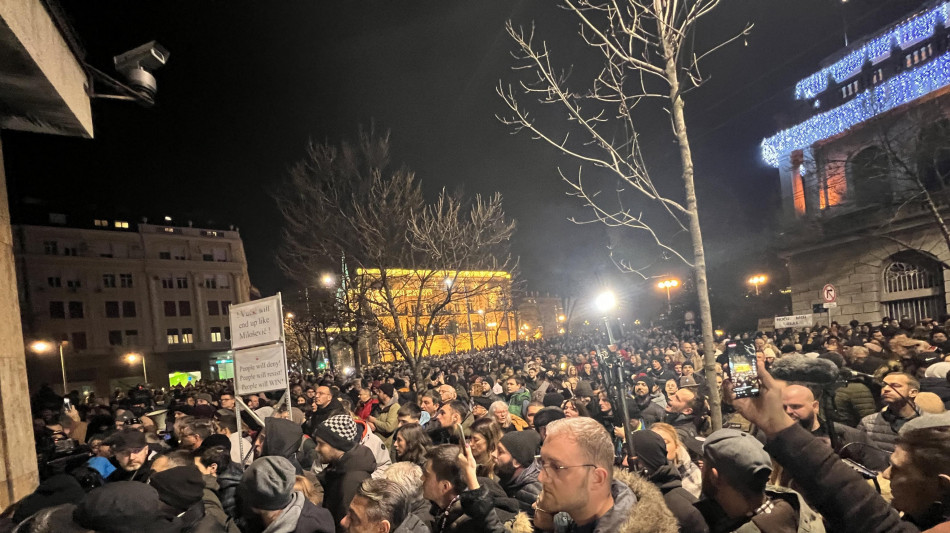 Serbia, studenti bloccano sedi tv a Belgrado e Novi Sad