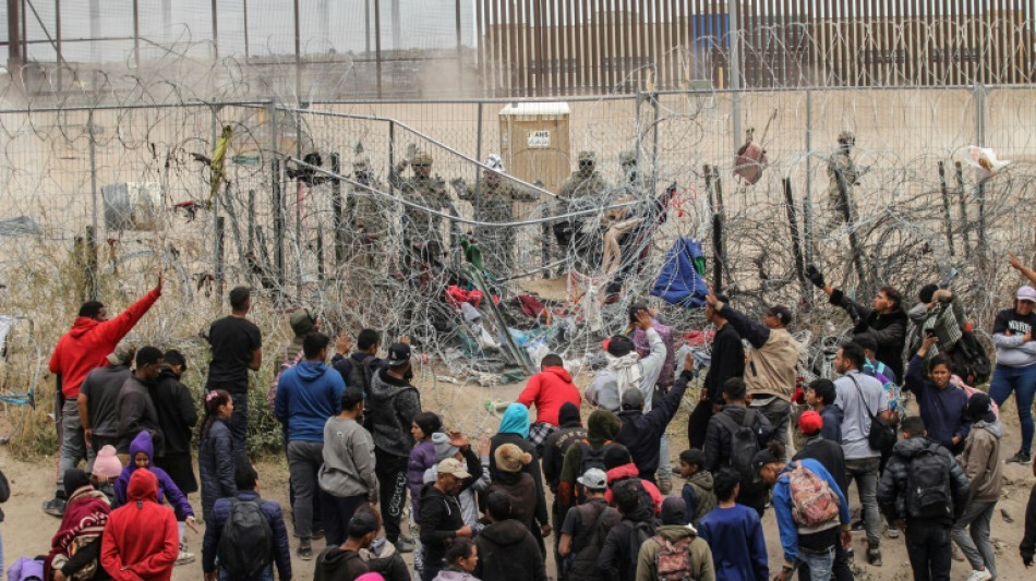 Large group of migrants force way across Texas border