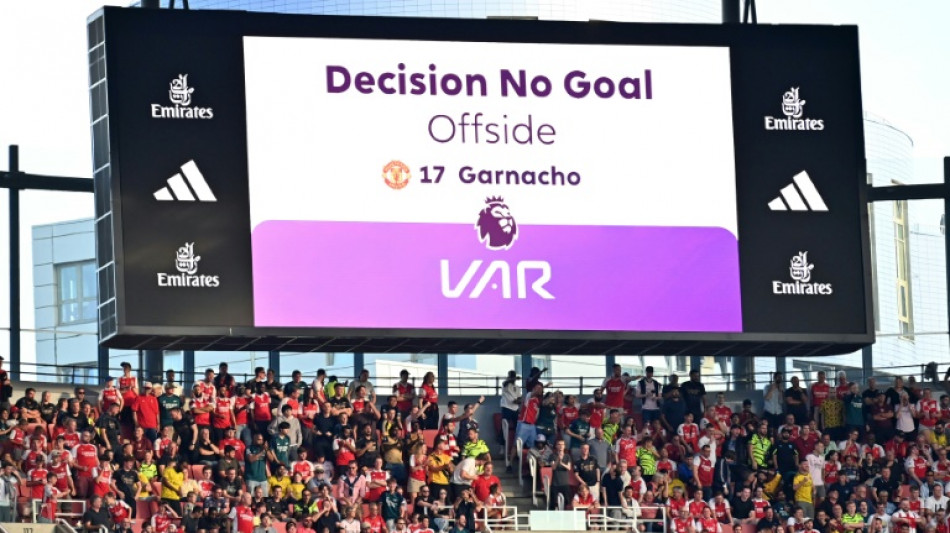 Federação Inglesa de Futebol estuda transmitir conversas do VAR ao vivo