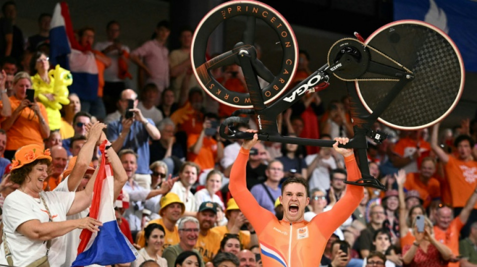 Cycling sprint king Lavreysen owns Paris velodrome 