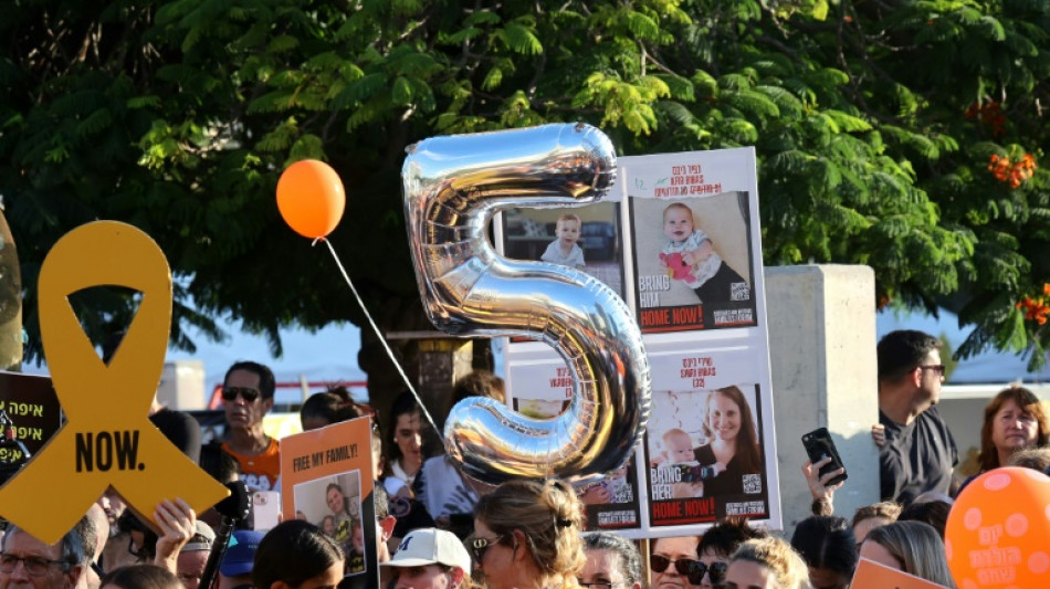 Miles de personas marchan en Tel Aviv por el 5º cumpleaños de Ariel Bibas, un niño rehén en Gaza