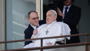 Il Papa si affaccia dal Gemelli