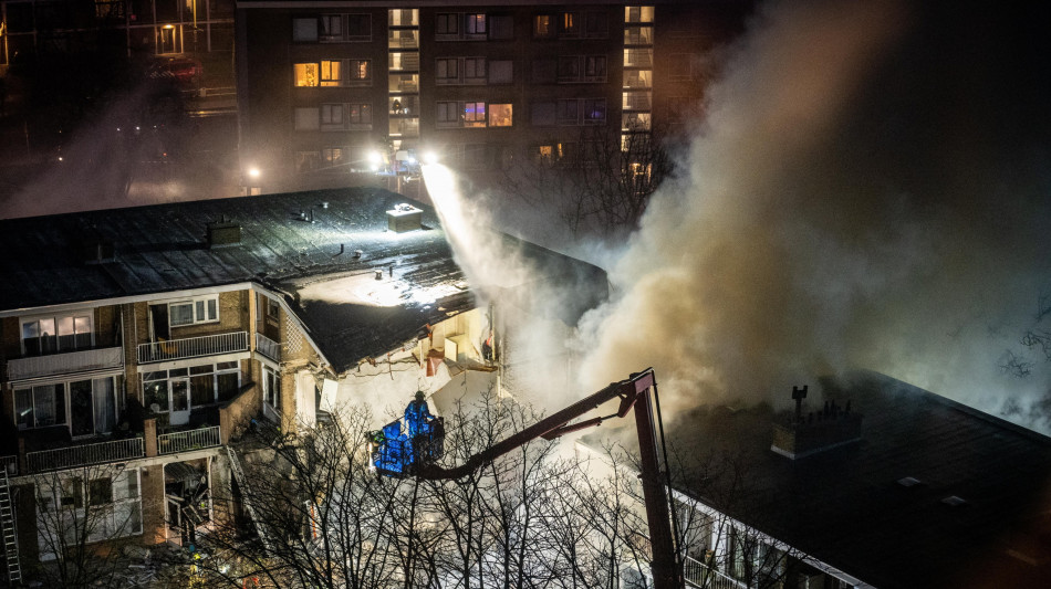 Crolla un condominio all'Aia, si scava tra le macerie