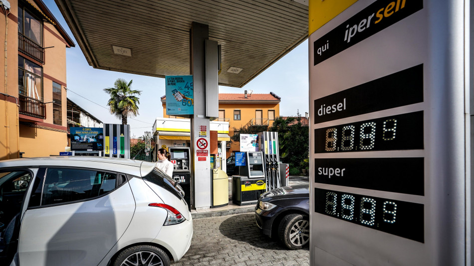 Su ogni litro di benzina 1,017 euro se ne vanno in tasse