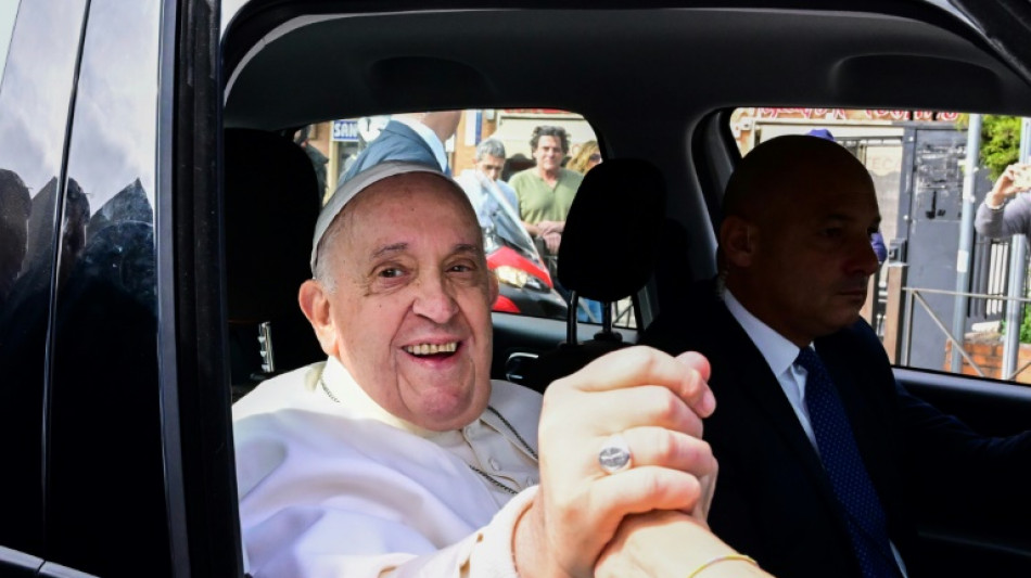 Le pape, tout juste sorti de l'hôpital, sur la place Saint-Pierre pour la messe des Rameaux