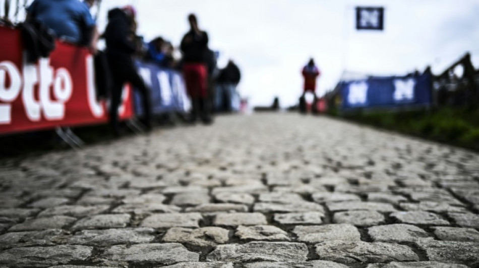 British Olympic hope Tarling thrown off Paris-Roubaix for rules violation