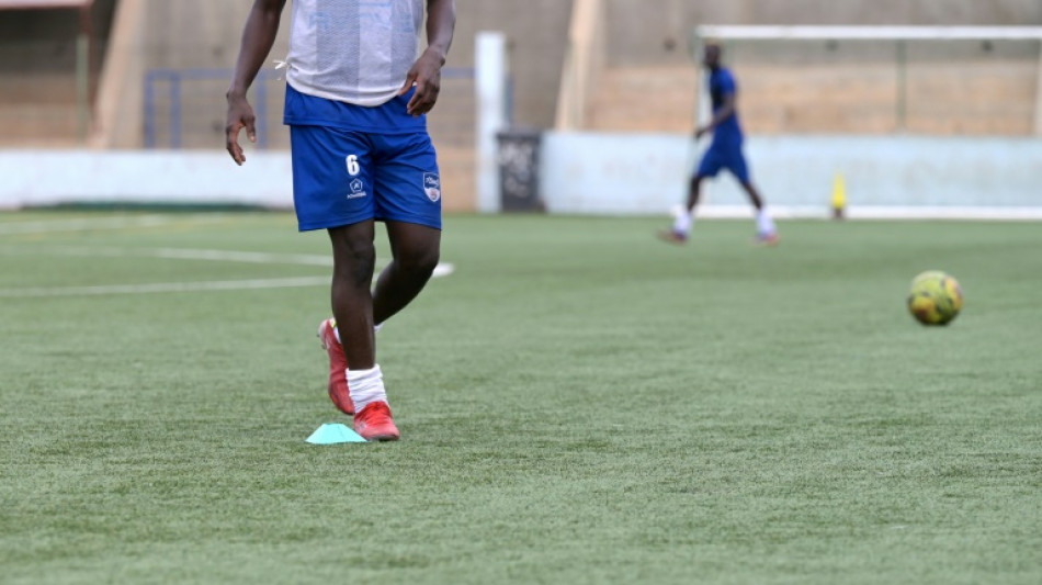 A Dakar, les jeunes footballeurs se démènent pour fouler les pelouses synthétiques