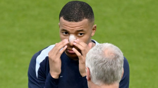 Mbappé treina separado e com curativo no nariz a 2 dias de jogo contra Holanda