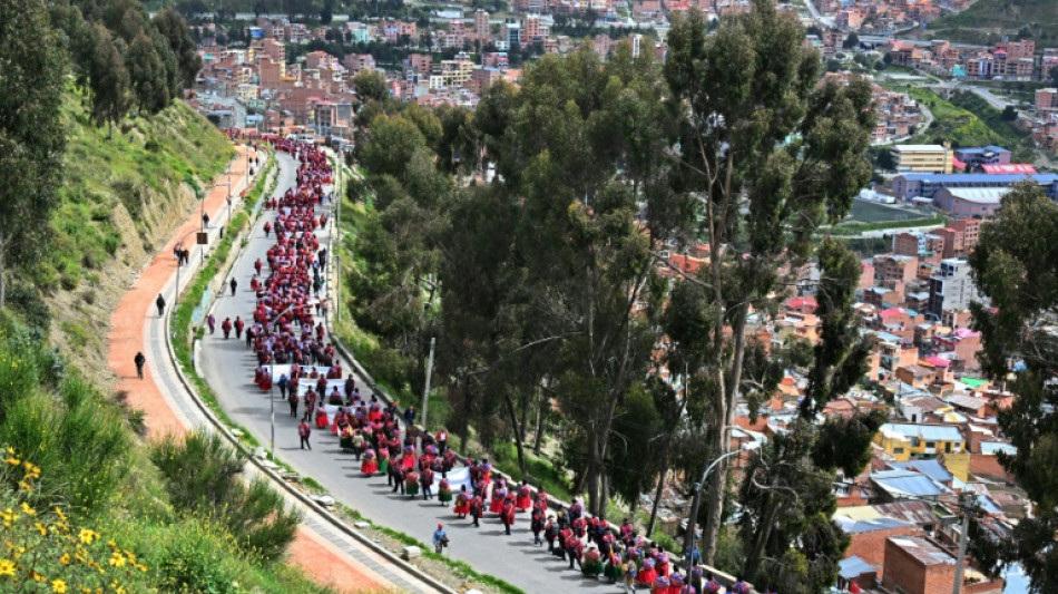 Milhares de bolivianos vão às ruas contra escassez de dólares e combustível