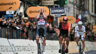 Van der Poel résiste à Pogacar pour s'offrir son deuxième Milan-Sanremo