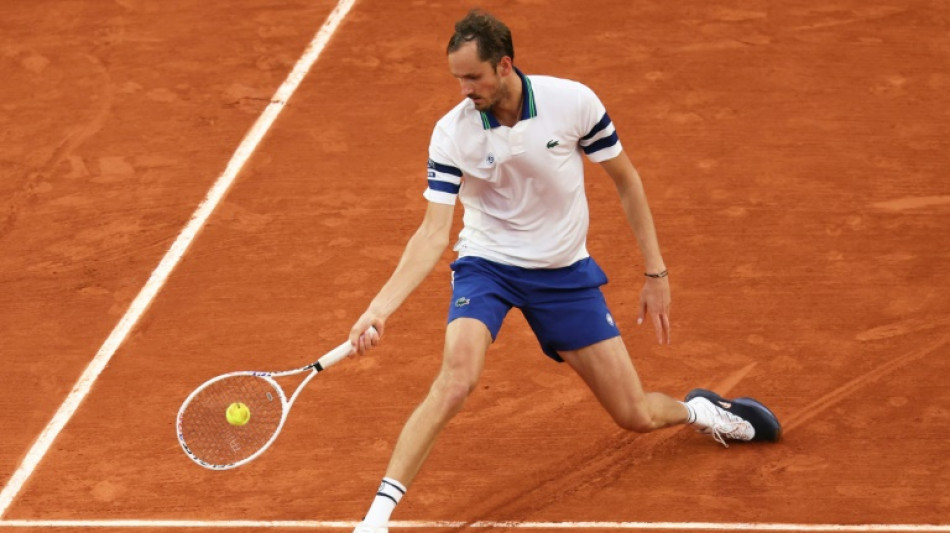 Medvedev vence Machac e vai às oitavas de Roland Garros