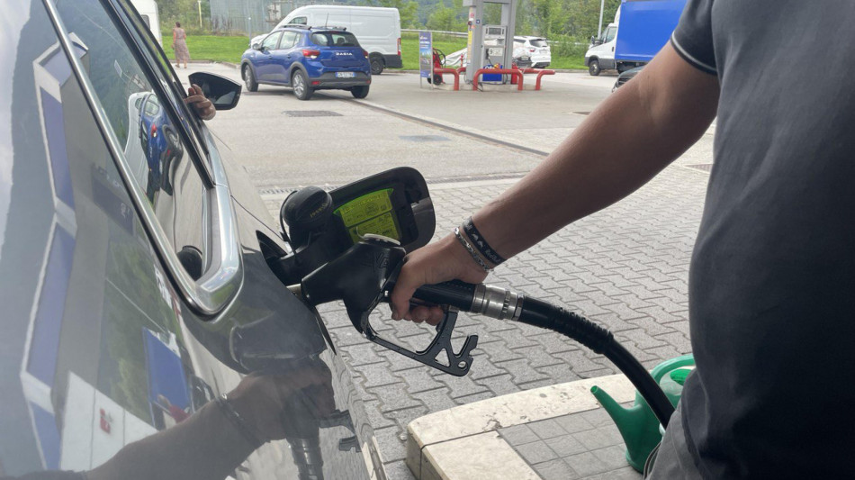 Ripartono gli aumenti benzina, servito autostrada a 2,2 euro