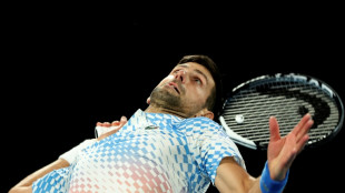 Djokovic pasa con algo de suspense a tercera ronda de Australia