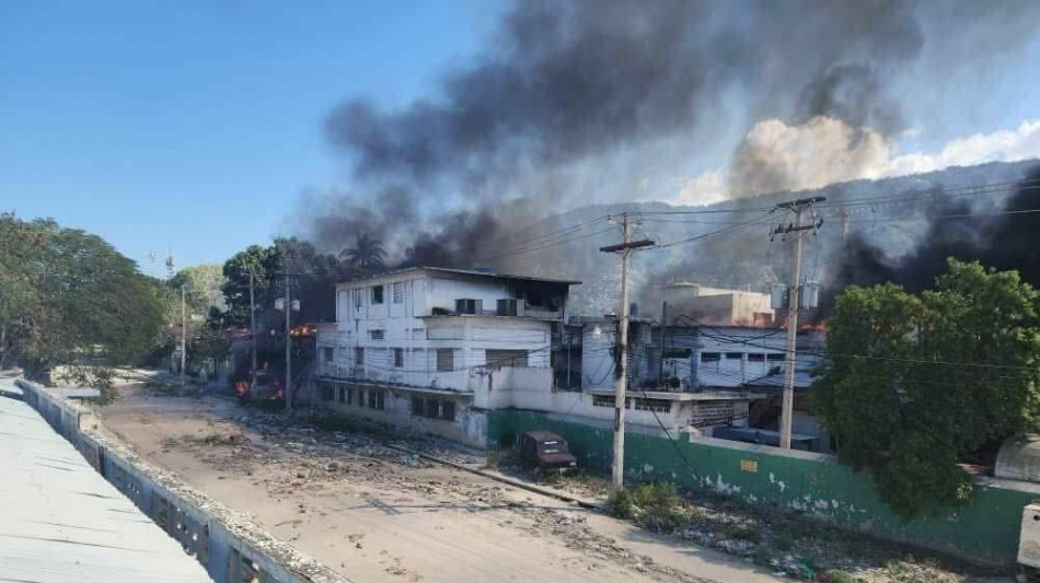 In fiamme l'ospedale più grande di Haiti