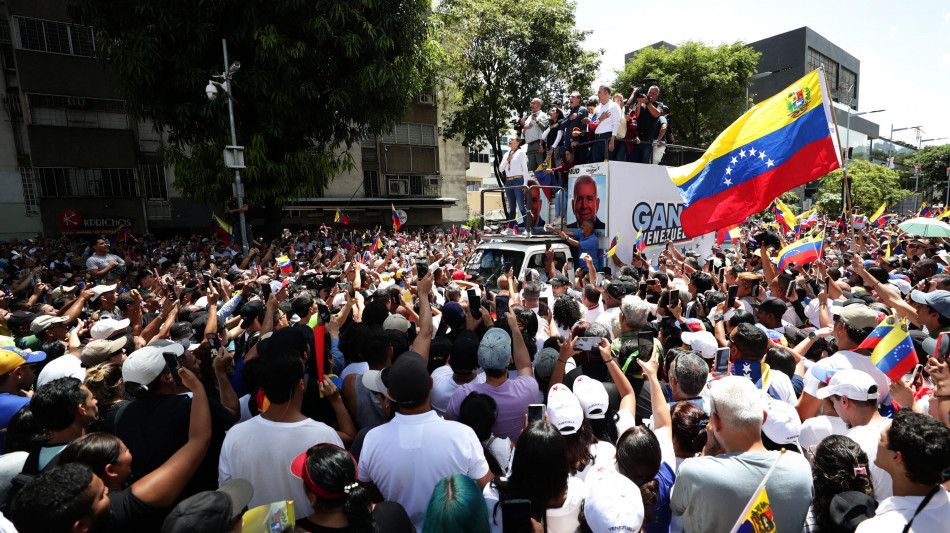 In Venezuela gas lacrimogeno contro i cortei anti-Maduro