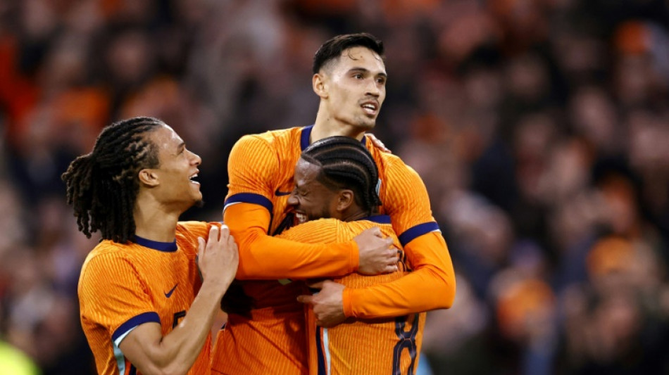 Holanda goleia Escócia em amistoso preparatório para Eurocopa