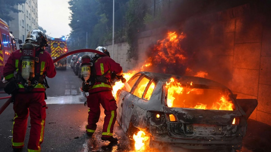 Nanterre: tensions et émotion après la mort de Nahel, sa mère appelle à une marche blanche