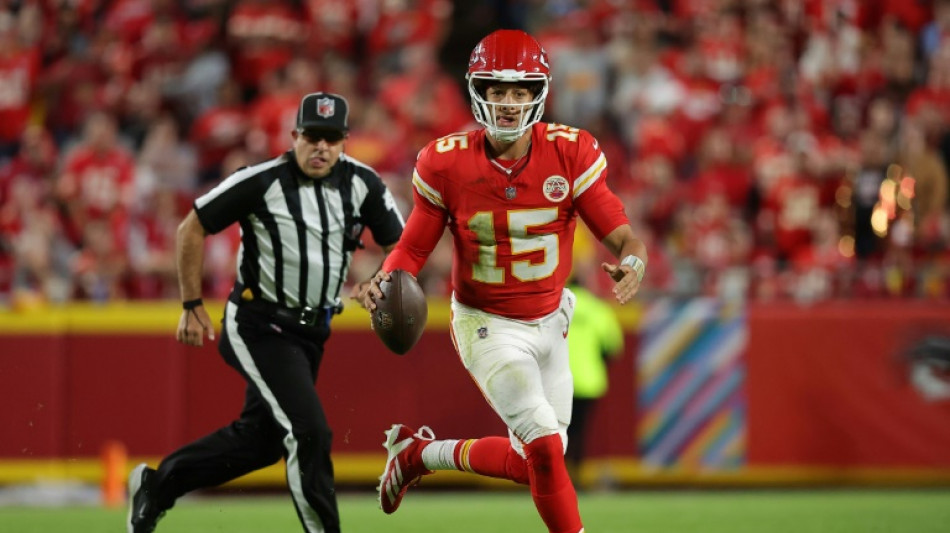 Chiefs battle past Saints to stay unbeaten