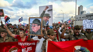 Multitudinaria marcha contra el bloqueo frente a la embajada de EEUU en Cuba