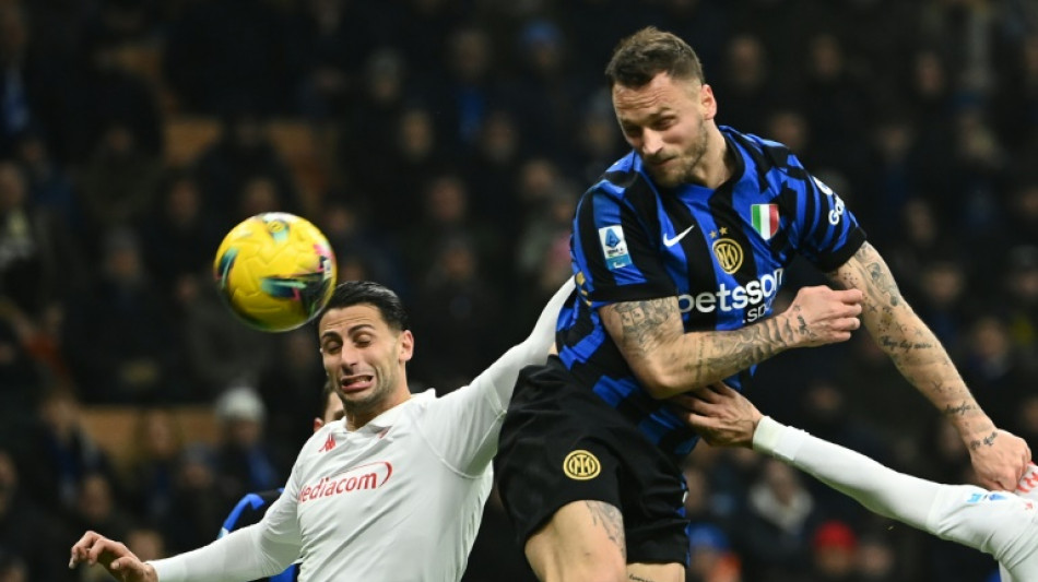 Inter a point behind leaders Napoli after squeezing past Fiorentina