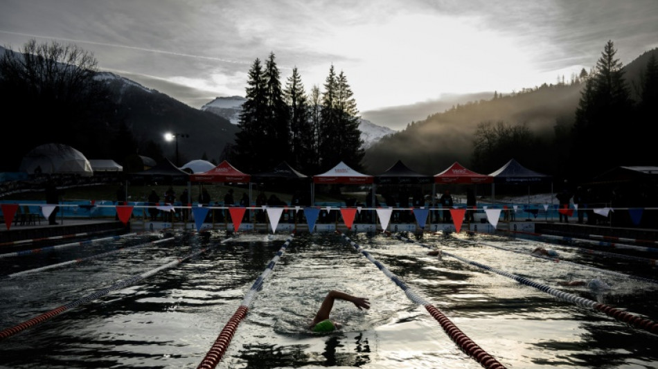 "Un sport pour les fous": des nageurs s'affrontent dans l'eau glacée