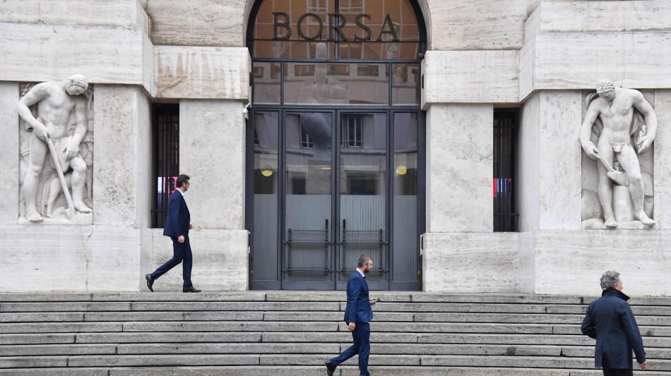 Borsa: l'Europa paga dazio a Trump, a picco auto e chip