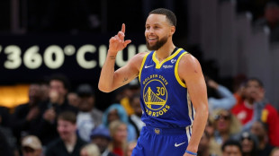 Curry hits 60 but Warriors fall in Atlanta, Lakers beat Knicks