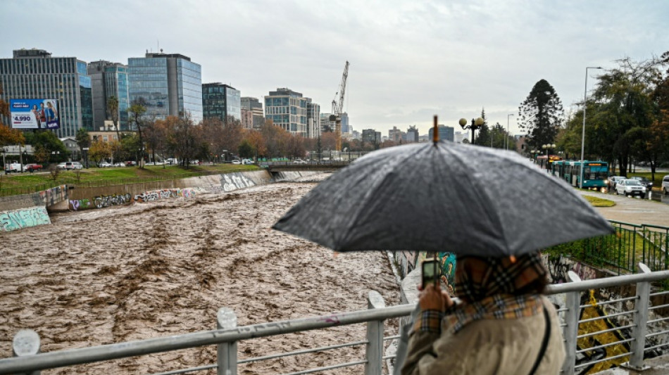 El río Mapocho de Santiago se desborda tras fuertes lluvias