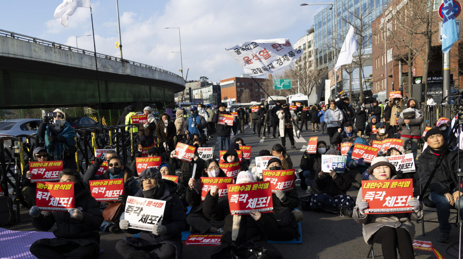 Opposizione in Corea Sud, 'residenza Yoon è ora una fortezza'