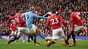 Manchester United remonta derbi al City, el Liverpool vuelve a tropezar