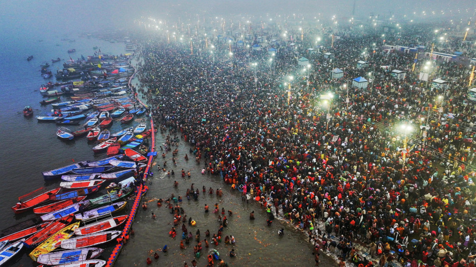 India, in 10 milioni al primo bagno rituale del Kumbh Mela